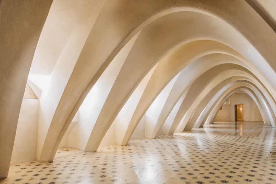 Arcos blancos en el desván de Casa Batlló