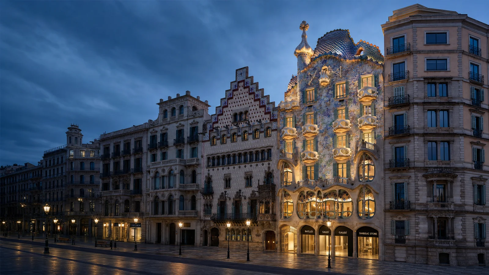 Fachada de Casa Batlló en Barcelona al anochecer